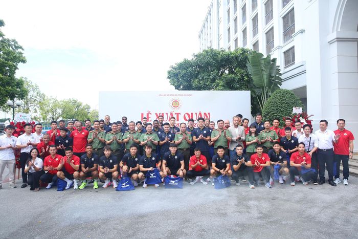 Các đại biểu động viên các cầu thủ trong lễ xuất quân. Ảnh: Công an thành phố Hà Nội