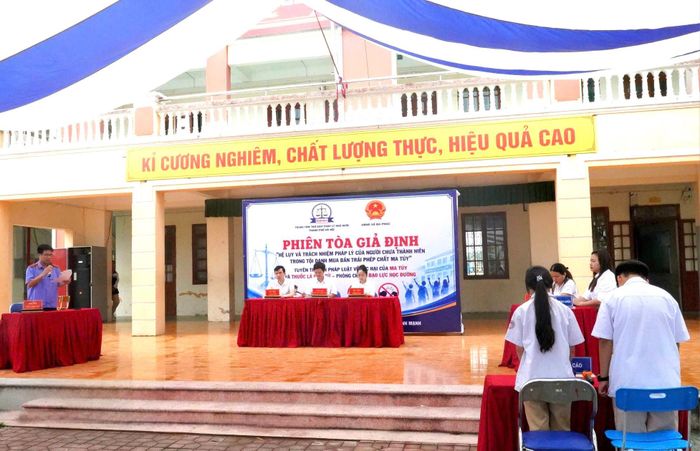 Trung tâm Trợ giúp pháp lý nhà nước thành phố Hà Nội phối hợp với UBND xã Đa Phúc tổ chức phiên tòa giả định tại trường THCS Đức Hòa. Ảnh: Thu Ngân