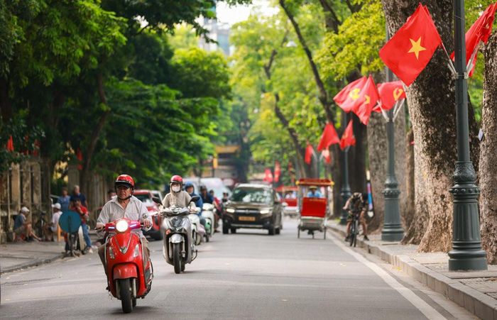 Các tuyến phố Hà Nội rợp cờ hoa chào mừng kỷ niệm Ngày Quốc khánh 2-9.. Ảnh: VT
