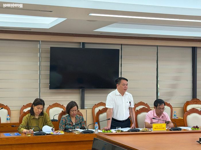 Đại diện đoàn công tác trao đổi, thống nhất các giải pháp và tổng hợp những kiến nghị, đề xuất của cơ sở nhằm đảm bảo tiến độ triển khai của mỗi dự án (ảnh: PV).