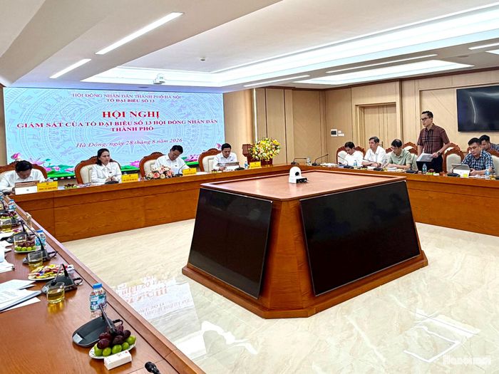 Đại diện các phường báo cáo công tác lãnh đạo, chỉ đạo, triển khai các dự án, công trình đầu tư bằng nguồn vốn ngân sách Thành phố năm 2026 trên địa bàn (ảnh: PV)