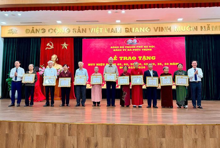Lãnh đạo Đảng uỷ xã Phúc Thịnh tặng huy hiệu cho các đảng viên. Ảnh: Thanh Hà