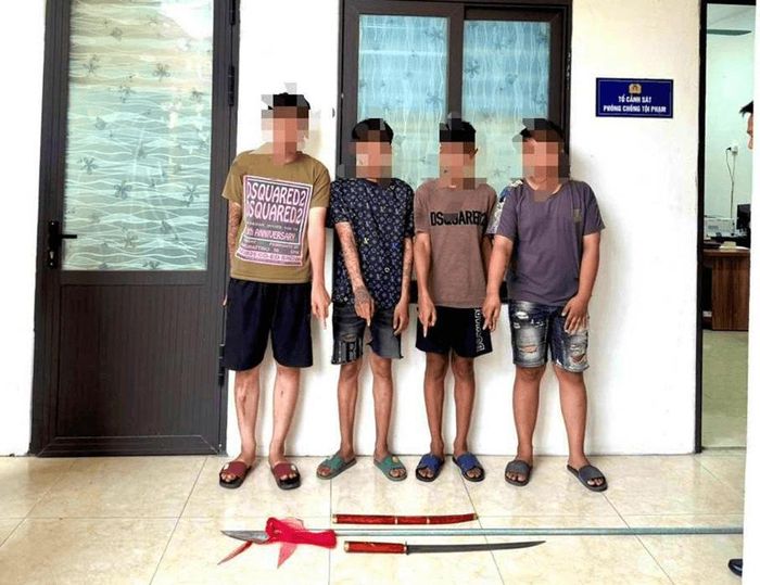 Công an xã Hương Sơn bắt giữ bốn đối tượng cướp tài sản. Ảnh CAHN