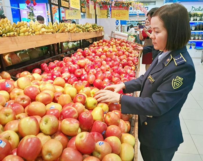 Lực lượng QLTT Hà Nội kiểm tra nguồn gốc xuất xứ hàng hóa tại siêu thị Co.op Mart Hà Nội. Ảnh: Hoài Nam