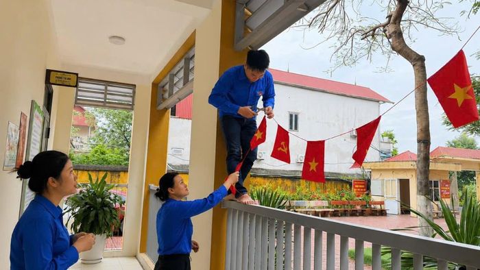 Tuổi trẻ Phúc Lộc tích cực trang trí cờ hoa, lan tỏa niềm tự hào hướng tới Quốc khánh 2-9. Ảnh: Cơ sở