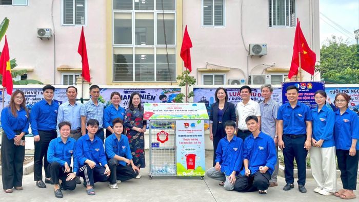 Đoàn Thanh niên xã Ngọc Hồi ra mắt mô hình "Điểm xanh thanh niên" được triển khai với hoạt động thu gom phế liệu, nâng cao ý thức phân loại rác thải tại nguồn. Ảnh: Cơ sở