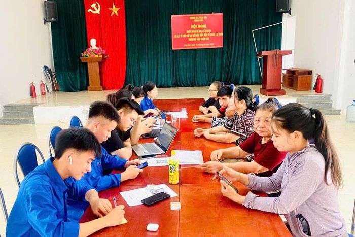 Trong 3 ngày 26, 27 và 28-8, Chi đoàn thôn Vân Sơn (xã Yên Bài) đã huy động đoàn viên, thanh niên tham gia hỗ trợ người dân tích hợp tài khoản hưởng an sinh xã hội trên ứng dụng VNeID. Ảnh: Cơ sở