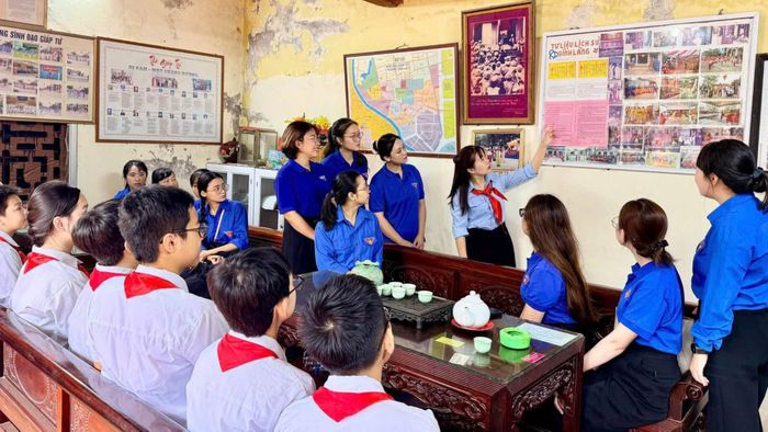 Đoàn Thanh niên Trường THCS Thịnh Liệt tổ chức hành trình về với các địa chỉ đỏ trên địa bàn, cùng đoàn viên, thanh thiếu niên tìm hiểu về truyền thống lịch sử, văn hóa của quê hương. Ảnh: Cơ sở