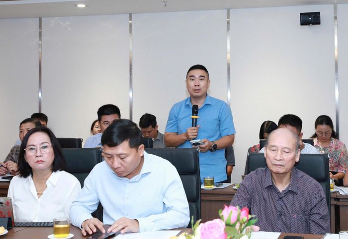 Phóng viên TTXVN nêu câu hỏi tại hội nghị. Ảnh: Quang Thái