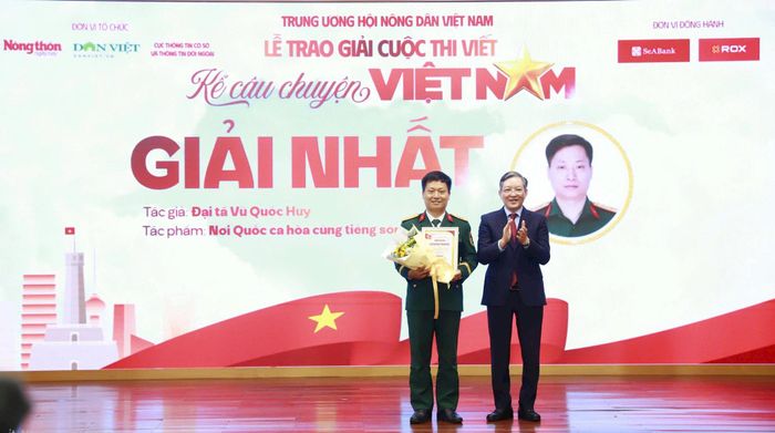 Trao giải Nhất cho tác phẩm “Nơi quốc ca hòa cùng tiếng sóng” của tác giả Vũ Quốc Huy. Ảnh: BTC