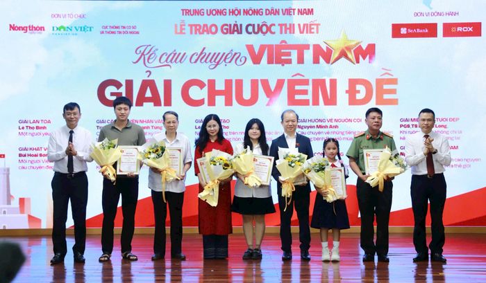 Trao giải Chuyên đề cho các tác giả. Ảnh: BTC