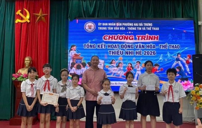 Đại diện Ban Tổ chức trao khen thưởng cho các tập thể, cá nhân có thành tích tiêu biểu. Ảnh: PV