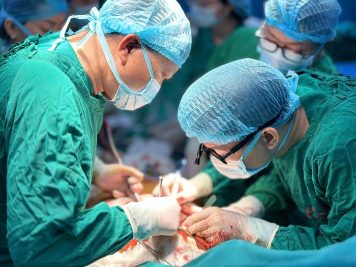 Ê kíp bác sĩ tiến hành ghép phổi cho bệnh nhân. Ảnh: Tạ Khánh
