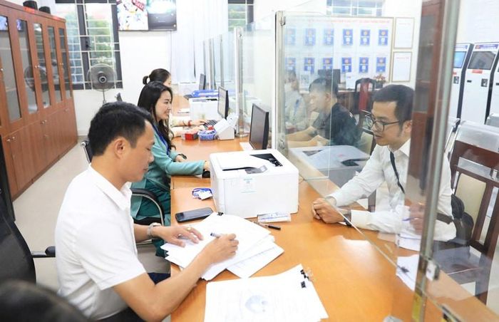 Hà Nội siết chặt kỷ luật, kỷ cương và trách nhiệm người đứng đầu (Ảnh - Giải quyết thủ tục hành chính cho người dân xã Phúc Thịnh, Hà Nội). Ảnh: Phạm Hùng