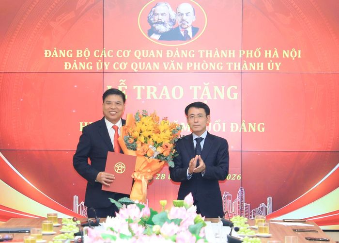 Phó Bí thư Thường trực Thành ủy Hà Nội Nguyễn Trọng Đông trao Huy hiệu 35 năm tuổi Đảng tặng đồng chí Đỗ Huy Chiến. Ảnh: Quang Thái