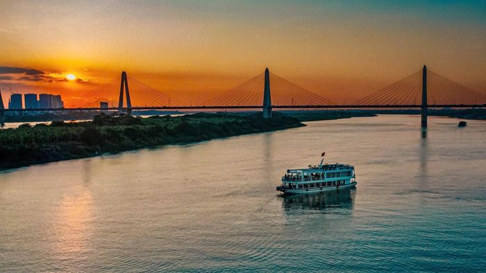 Sản phẩm du lịch sông Hồng với tour trải nghiệm “Hoàng hôn sông Hồng”. Ảnh: M.H