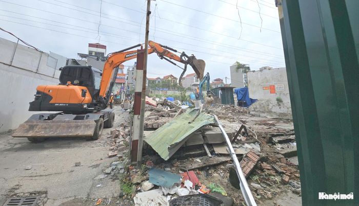 Cưỡng chế công trình vi phạm tại khu vực tuyến đường 40m Khu đô thị Nam Thăng Long. Ảnh: Diên Vĩ