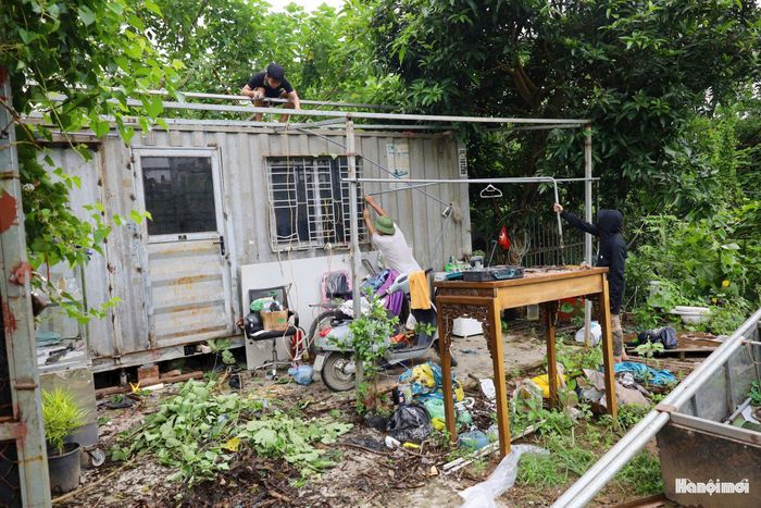 Nhiều hộ dân tự nguyện tháo dỡ công trình. Ảnh: Diên Vĩ