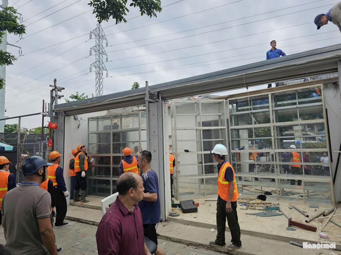 Lực lượng thực thi triển khai nhiệm vụ tại hiện trường. Ảnh: Diên Vĩ