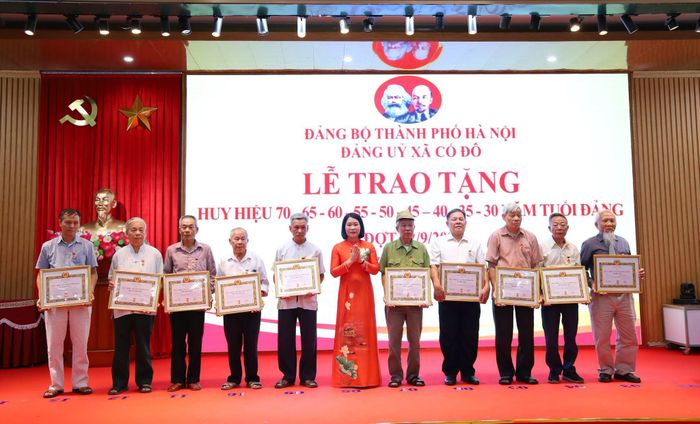 Đợt này, Đảng bộ xã Cổ Đô có 111 đảng viên vinh dự được trao tặng Huy hiệu Đảng. Ảnh: Hồng Đạt.