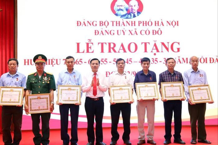 Lãnh đạo xã Cổ Đô chúc mừng tới các đảng viên vinh dự được nhận Huy hiệu Đảng đợt này. Ảnh: Hồng Đạt