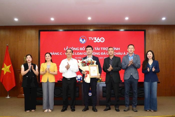 Lãnh đạo Liên đoàn Bóng đá Việt Nam trao bảng danh vị và hoa cho đại diện Viettel Telecom. Ảnh: VFF