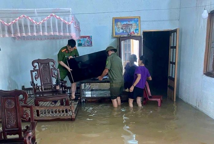 Trong thời gian bão số 4 hoạt động, hàng ngàn hộ dân đã phải di dời, sơ tán tránh lũ. Ảnh: CTV.