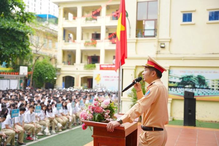 Công an Hà Nội tuyên truyền pháp luật về an toàn giao thông đường bộ cho học sinh. Ảnh: Công an thành phố Hà Nội
