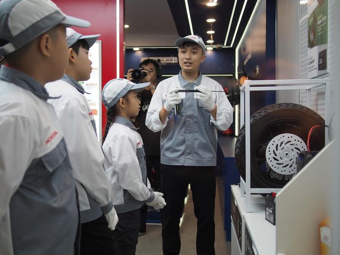 Các em nhỏ tìm hiểu về lốp xe và sử dụng lốp xe an toàn. Ảnh: Hoàng Linh