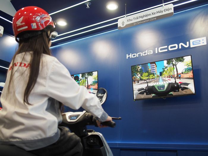 Tập lái xe an toàn trên mô hình giả lập. Ảnh: Hoàng Linh