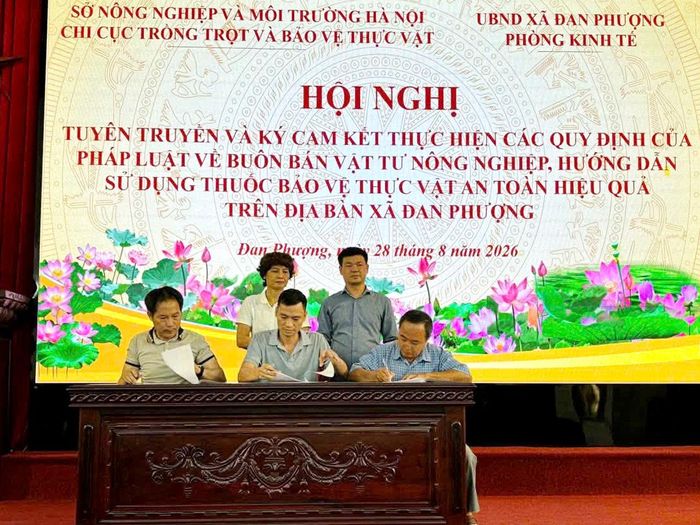 Ký cam kết thực hiện nghiêm quy định về sản xuất, kinh doanh, sử dụng vật tư nông nghiệp. Ảnh: Nga Nguyễn