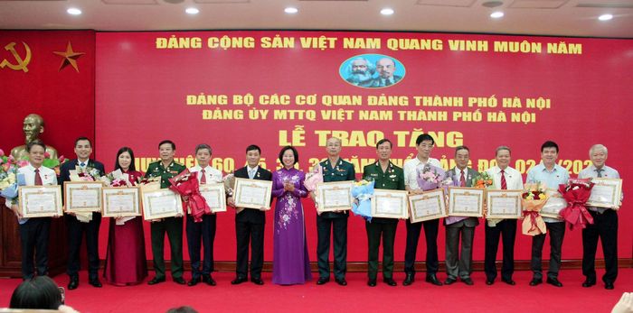 Ủy viên Ban Thường vụ Thành ủy, Bí thư Đảng ủy, Chủ tịch Ủy ban MTTQ Việt Nam thành phố Hà Nội Bùi Huyền Mai trao Huy hiệu Đảng tặng các đảng viên. Ảnh: Lê Phương