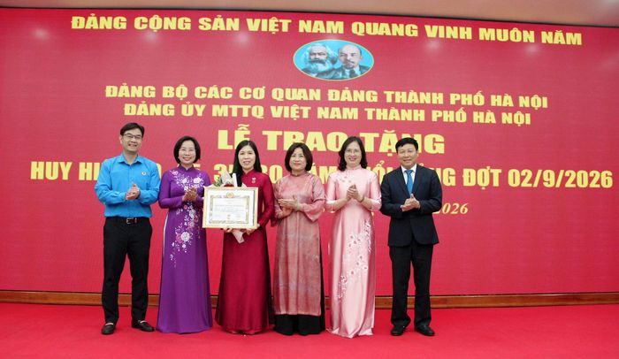 Phó Chủ tịch Thường trực Ủy ban MTTQ Việt Nam thành phố Hà Nội Trần Thị Phương Hoa vinh dự nhận Huy hiệu 30 năm tuổi Đảng. Ảnh: Lê Phương