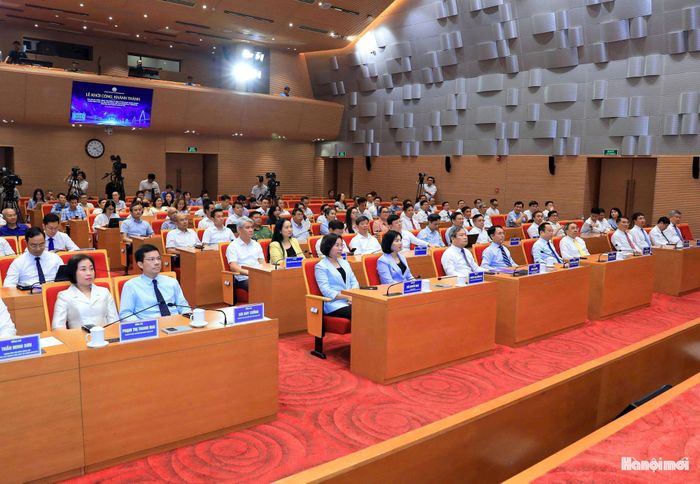 Các đồng chí lãnh đạo thành phố tham dự Lễ khởi công, khánh thành các dự án, công trình tiêu biểu. Ảnh: Viết Thành