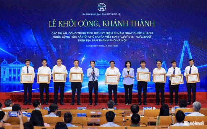 Các đồng chí lãnh đạo thành phố trao Bằng khen cho các tập thể có thành tích xuất sắc. Ảnh: Viết Thành