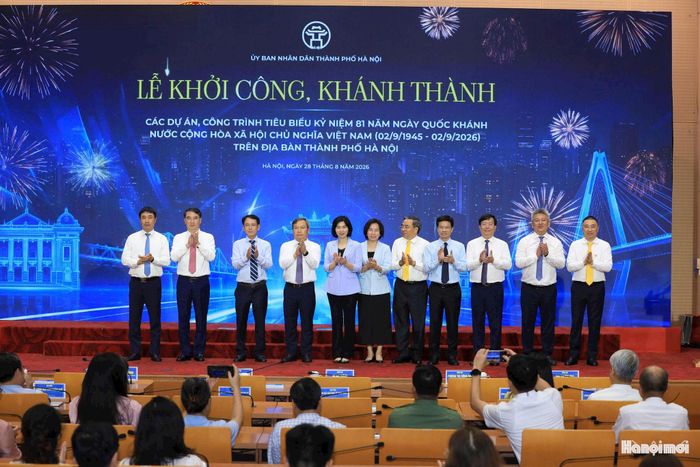 Các đồng chí lãnh đạo thành phố chúc mừng thành công của buổi lễ khởi công, khánh thành. Ảnh: Viết Thành