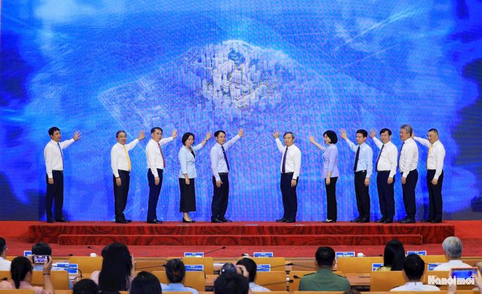 Các đồng chí lãnh đạo thành phố thực hiện nghi thức ấn nút khởi công, khánh thành. Ảnh: Viết Thành