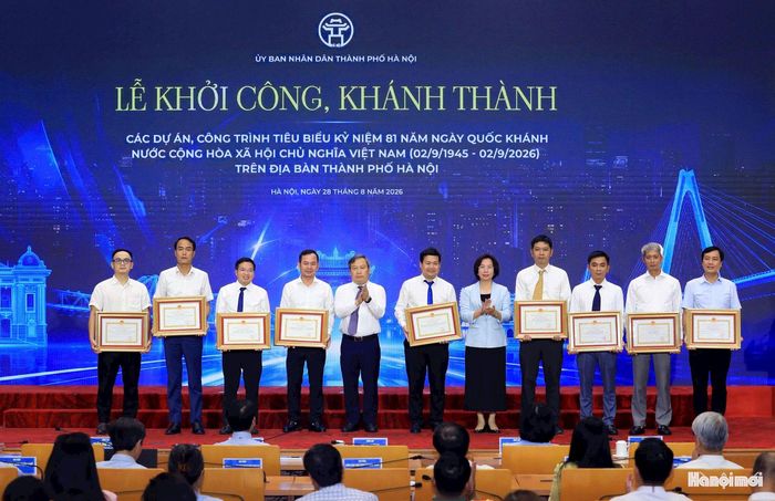 Các đồng chí lãnh đạo thành phố trao Bằng khen cho các tập thể có thành tích xuất sắc. Ảnh: Viết Thành