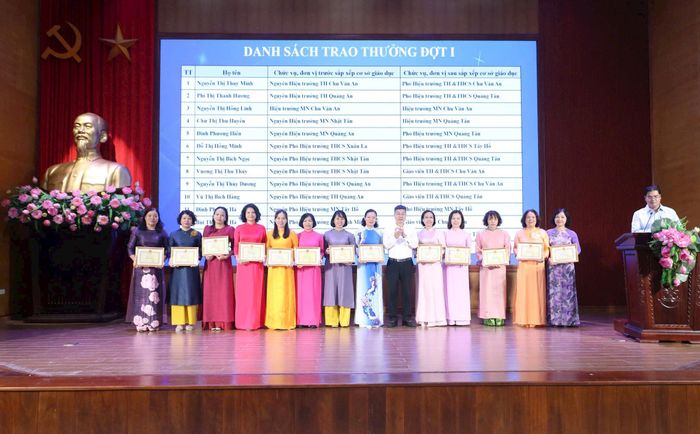 Phó Chủ tịch UBND phường Tây Hồ Nguyễn Việt Cường trao giấy khen cho các cá nhân. Ảnh: Ngọc Tú