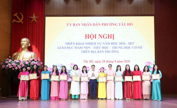 Trưởng Ban Xây dựng Đảng, Đảng uỷ phường Tây Hồ trao giấy khen cho các cá nhân. Ảnh: Ngọc Tú