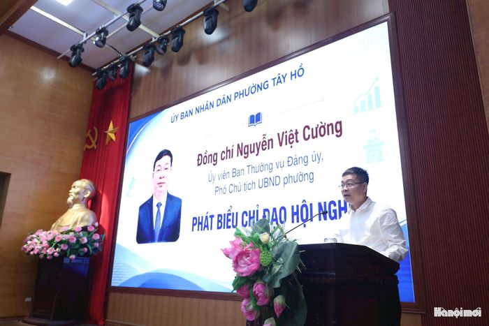 Phó Chủ tịch UBND phường Tây Hồ Nguyễn Việt Cường phát biểu tại hội nghị. Ảnh: Ngọc Tú