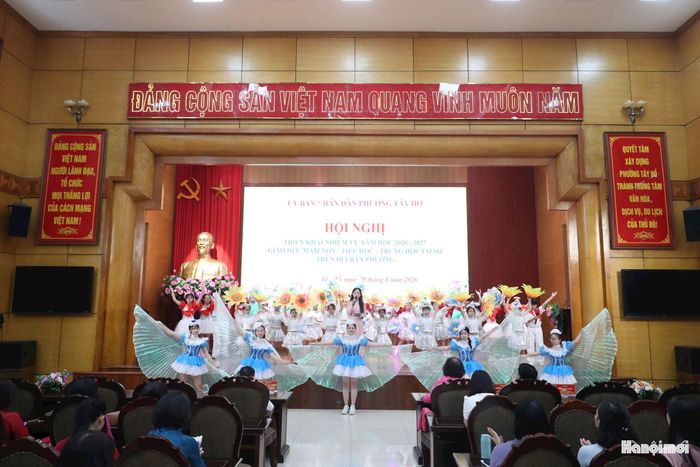 Chương trình văn nghệ tại hội nghị. Ảnh: Ngọc Tú
