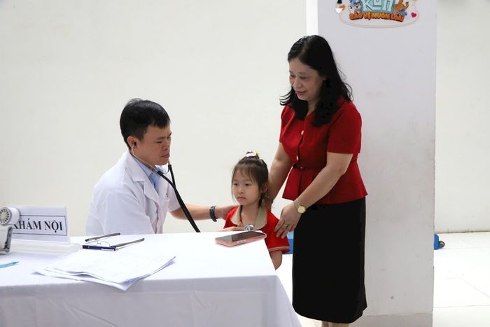Các bác sĩ Trạm Y tế phường Cửa Nam khám sức khoẻ cho học sinh Trường Tiểu học Quang Trung. Ảnh: PV