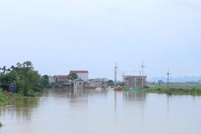 Lũ sông Tích, sông Bùi đang xuống nhưng tốc độ rất chậm, ở mức cao. Ảnh: Bảo Châu