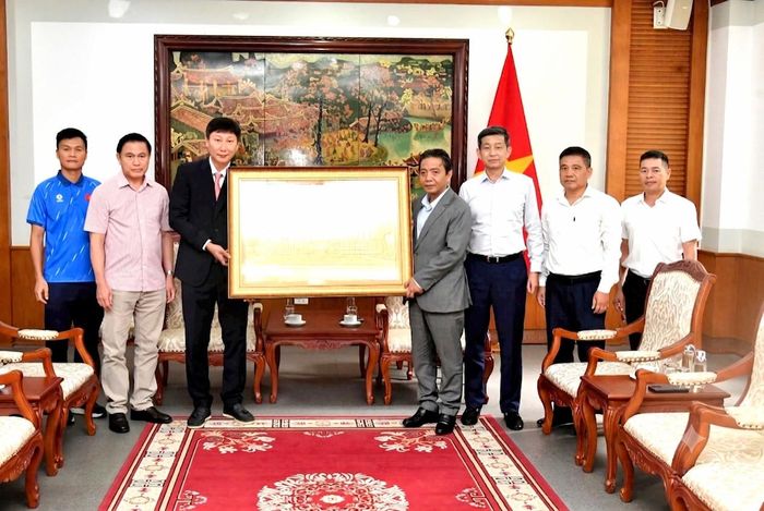 Thứ trưởng Bộ Văn hóa, Thể thao và Du lịch Hoàng Đạo Cương trao quà của Thủ tướng tặng đội tuyển bóng đá nam quốc gia. Ảnh: Thái Dương