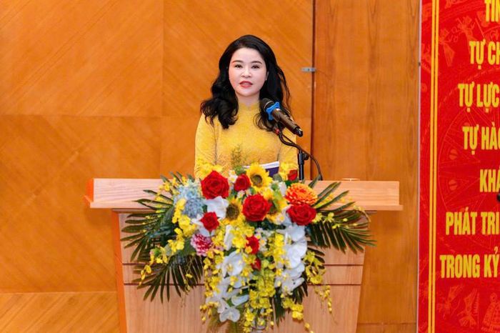 Bí thư Đảng ủy, Chủ tịch HĐND phường Hai Bà Trưng Chu Hồng Minh phát biểu, cảm ơn những đóng góp và cống hiến của các thế hệ đảng viên. Ảnh: NQ