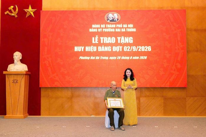 Đảng viên Nguyễn Văn Cảnh nhận Huy hiệu 65 năm tuổi Đảng. Ảnh: NQ