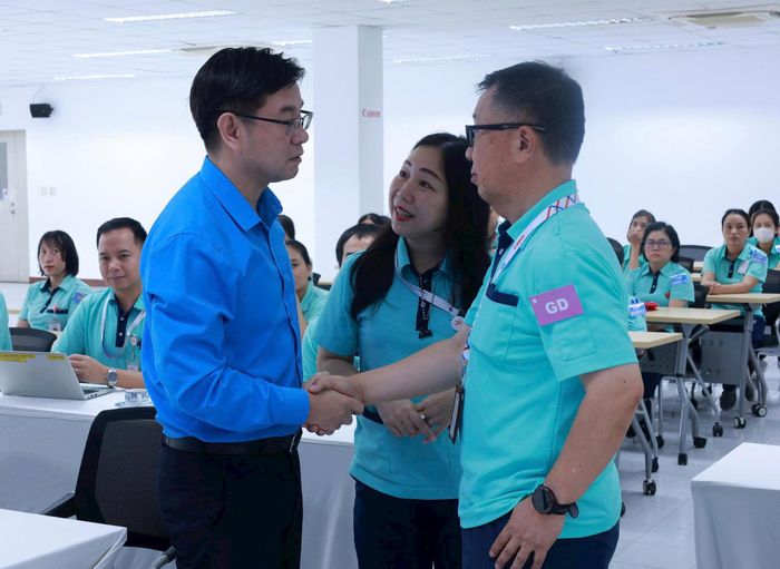 Chủ tịch LĐLĐ thành phố Hà Nội Nguyễn Văn Thắng nắm bắt tình hình sản xuất kinh doanh Công ty TNHH Canon Việt Nam. Ảnh: N A.