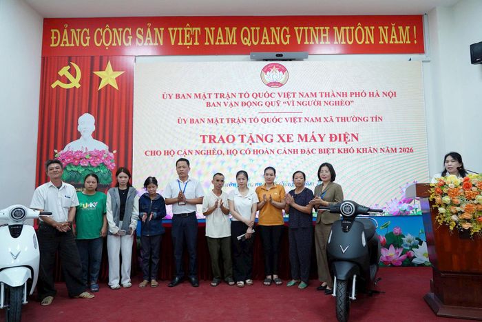 Phó Bí thư thường trực Đảng ủy xã Thường Tín Trần Hồng Hạnh trao tặng xe máy điện cho các gia đình có hoàn cảnh khó khăn trên địa bàn. Ảnh: PV