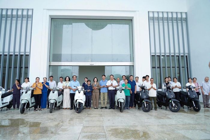 8 hộ gia đình ở xã Thường Tín có hoàn cảnh khó khăn được nhận xe máy điện. Ảnh: PV
